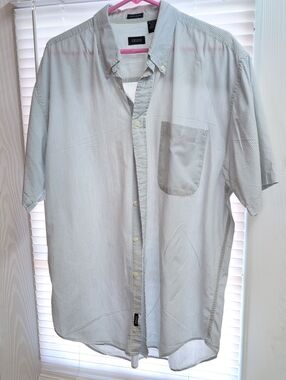Izod Men’s (Large) Short-Sleeve Buttton Shirt in Light Gray and White Pinstripe
